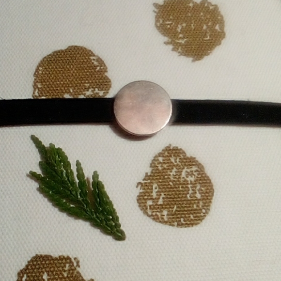 Velvet Choker - Picture 1 of 6